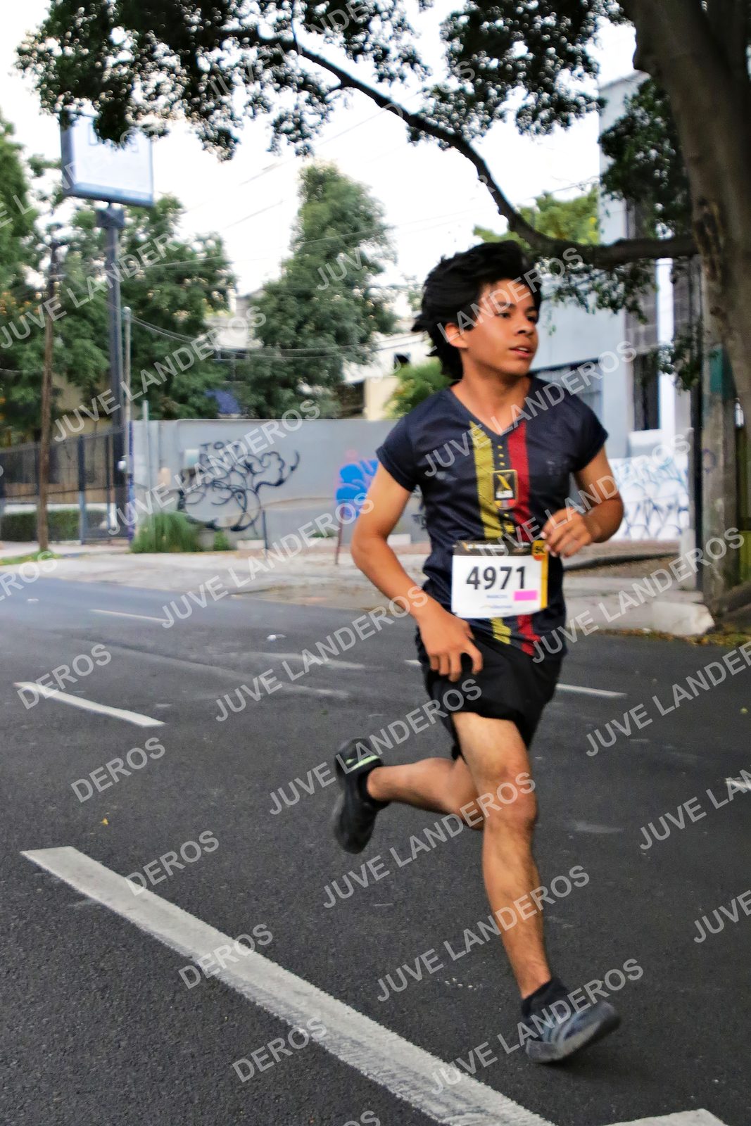 Foto de la X Carrera Leones Negros Red Cola 2026 en Rectoría General de la UdeG, Av. Juárez 976 (meta en Av. Enrique Díaz de León y Pedro Moreno), Guadalajara a las 04:58 · dorsal 4971
