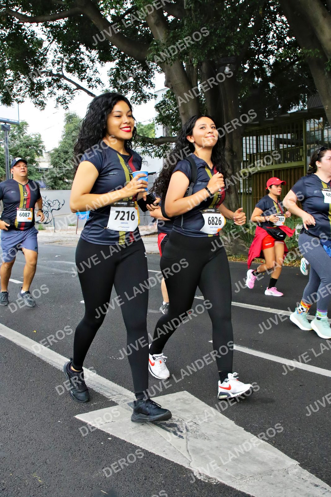 Foto de la X Carrera Leones Negros Red Cola 2026 en Rectoría General de la UdeG, Av. Juárez 976 (meta en Av. Enrique Díaz de León y Pedro Moreno), Guadalajara a las 05:12 · dorsal 7216, 6826, 6087, 437