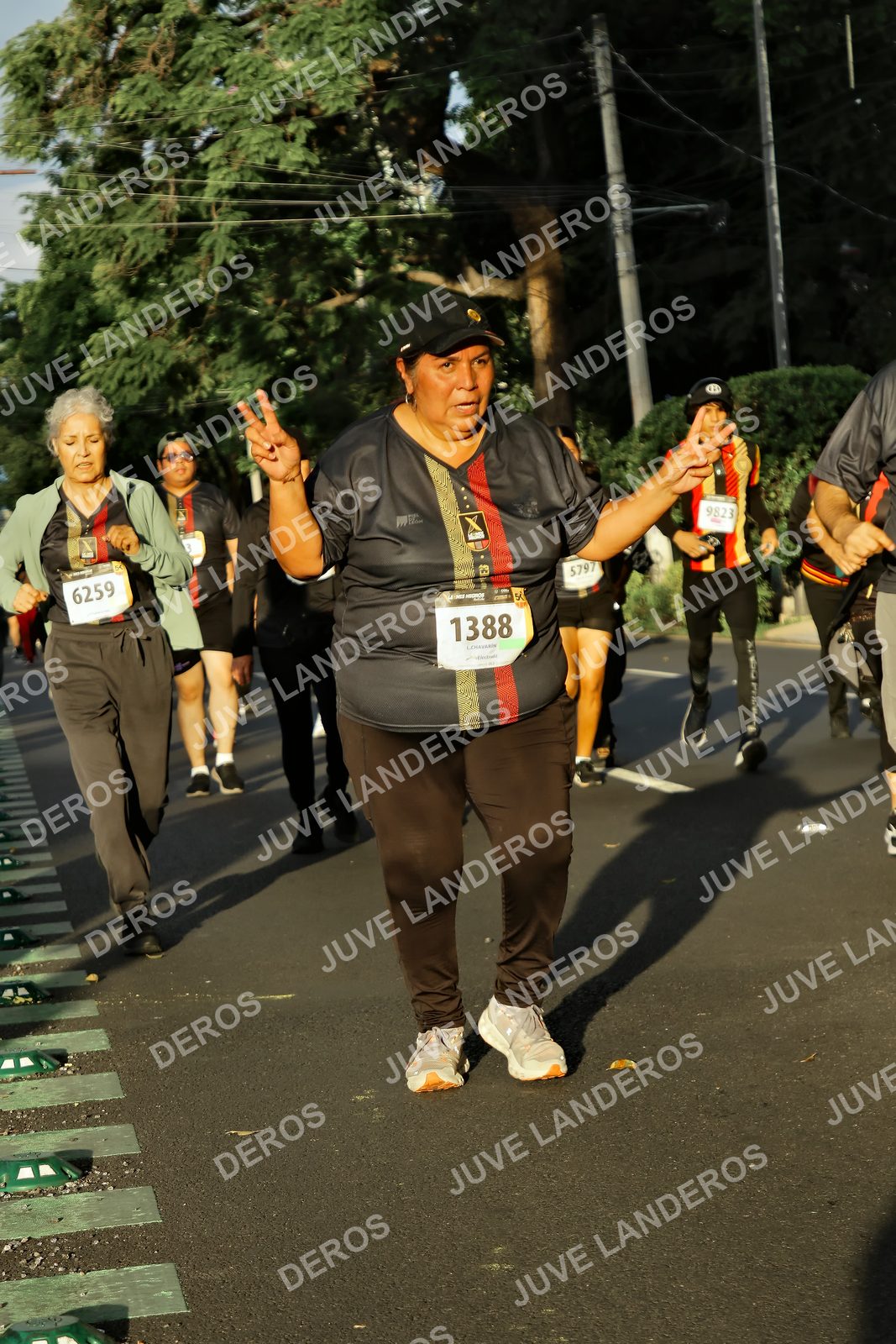 Foto de la X Carrera Leones Negros Red Cola 2026 en Rectoría General de la UdeG, Av. Juárez 976 (meta en Av. Enrique Díaz de León y Pedro Moreno), Guadalajara a las 07:26 · dorsal 1388, 6259, 5797, 9823