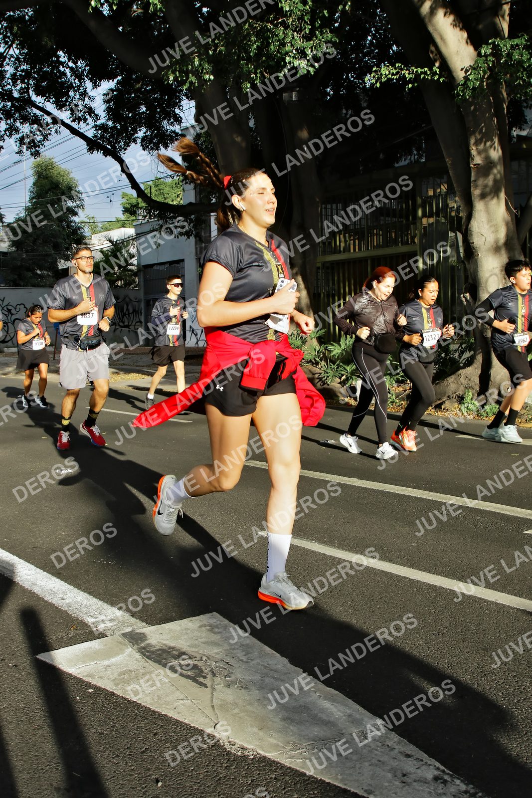 Foto de la X Carrera Leones Negros Red Cola 2026 en Rectoría General de la UdeG, Av. Juárez 976 (meta en Av. Enrique Díaz de León y Pedro Moreno), Guadalajara a las 07:54 · dorsal 9837, 12321, 9110, 12234