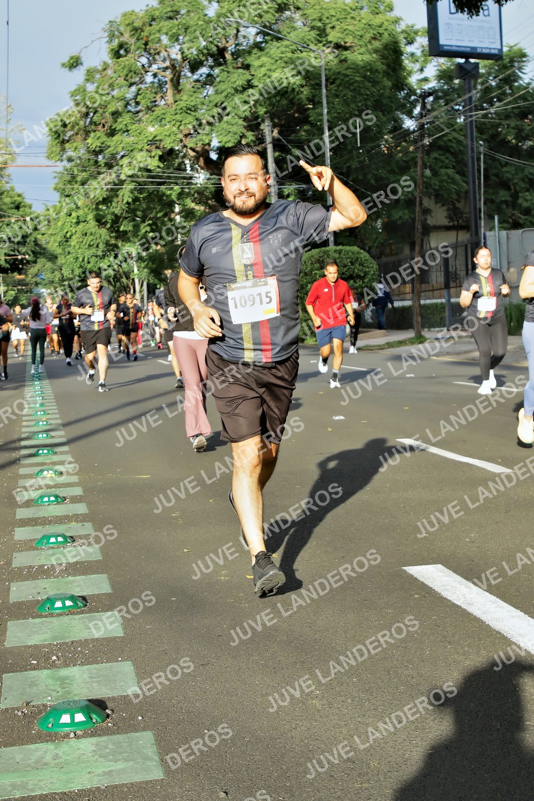 Foto de la X Carrera Leones Negros Red Cola 2026 en Rectoría General de la UdeG, Av. Juárez 976 (meta en Av. Enrique Díaz de León y Pedro Moreno), Guadalajara a las 07:57 · dorsal 10915