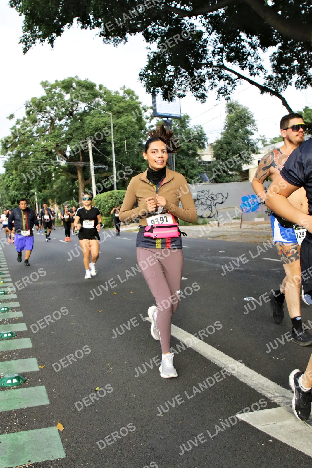Foto de la X Carrera Leones Negros Red Cola 2026 en Rectoría General de la UdeG, Av. Juárez 976 (meta en Av. Enrique Díaz de León y Pedro Moreno), Guadalajara a las 08:08 · dorsal 128, 9391, 8284