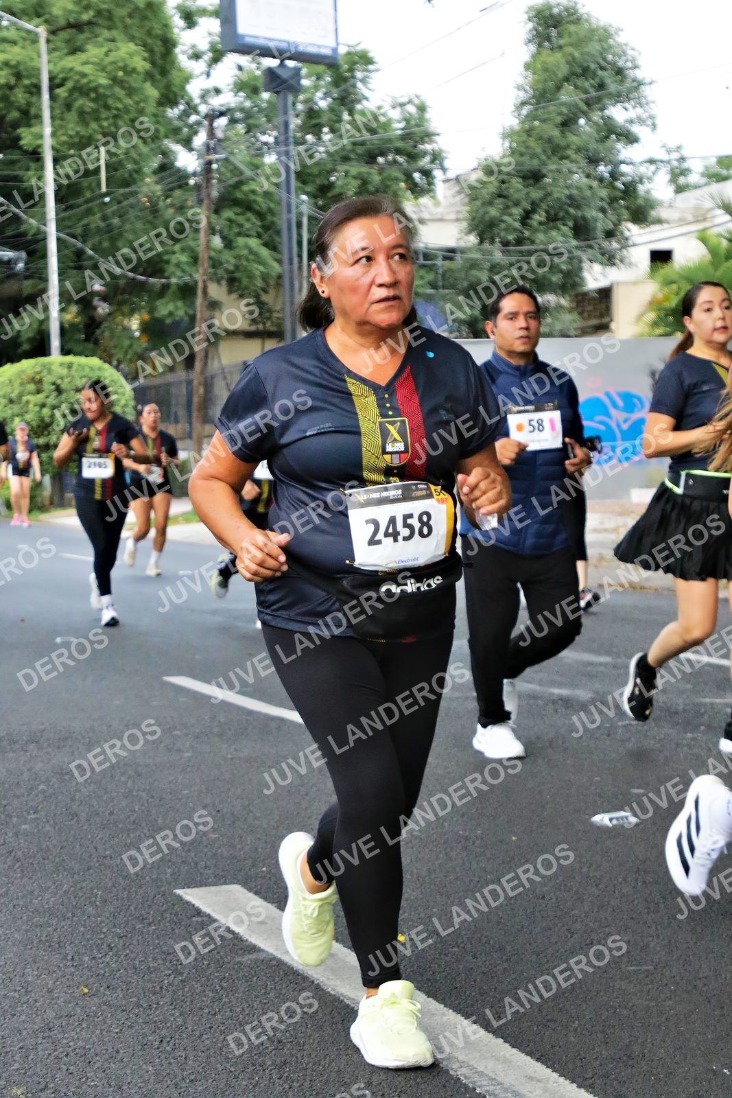 Foto de la X Carrera Leones Negros Red Cola 2026 en Rectoría General de la UdeG, Av. Juárez 976 (meta en Av. Enrique Díaz de León y Pedro Moreno), Guadalajara a las 05:12 · dorsal 2458, 2105, 50