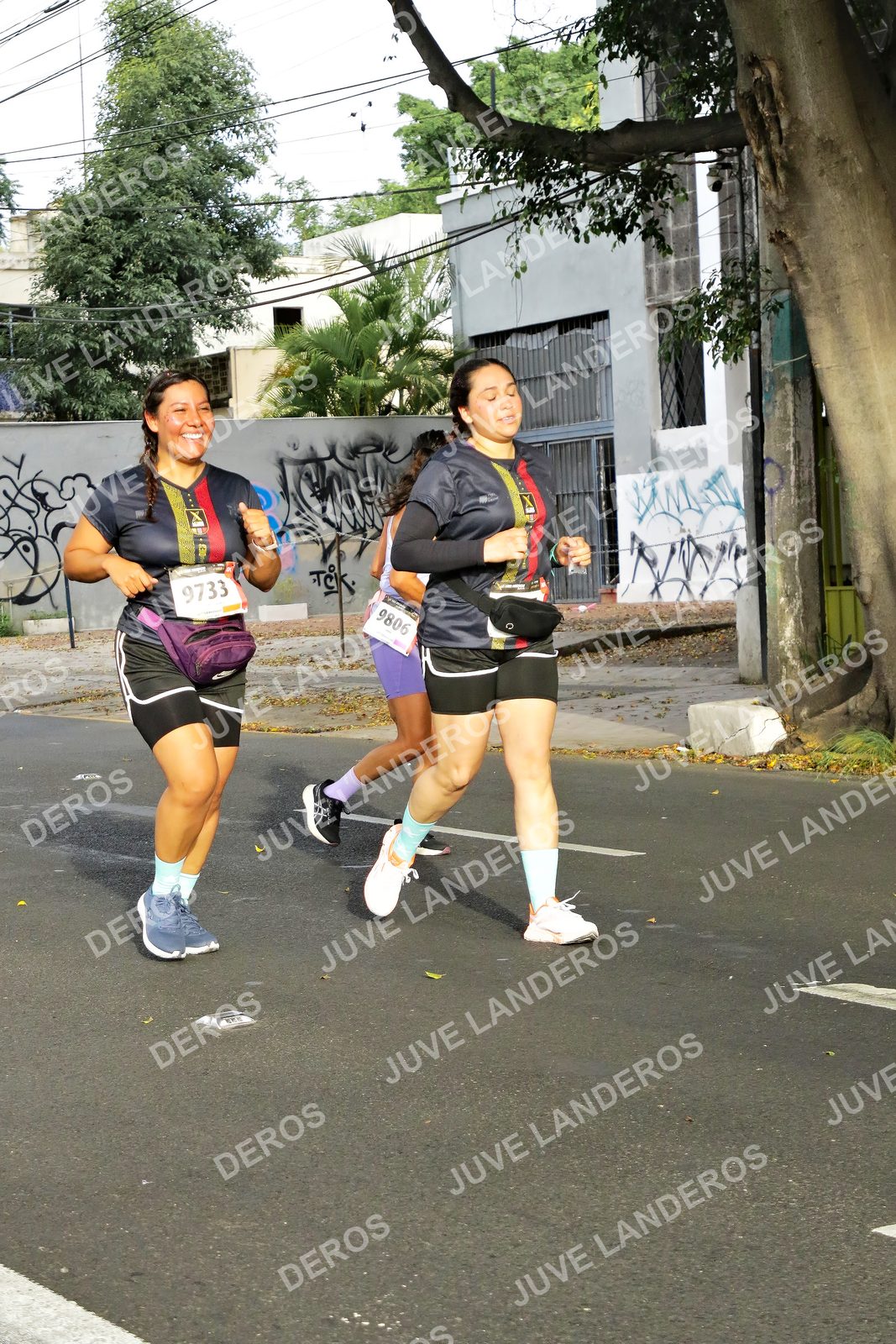Foto de la X Carrera Leones Negros Red Cola 2026 en Rectoría General de la UdeG, Av. Juárez 976 (meta en Av. Enrique Díaz de León y Pedro Moreno), Guadalajara a las 08:06 · dorsal 9733, 9806