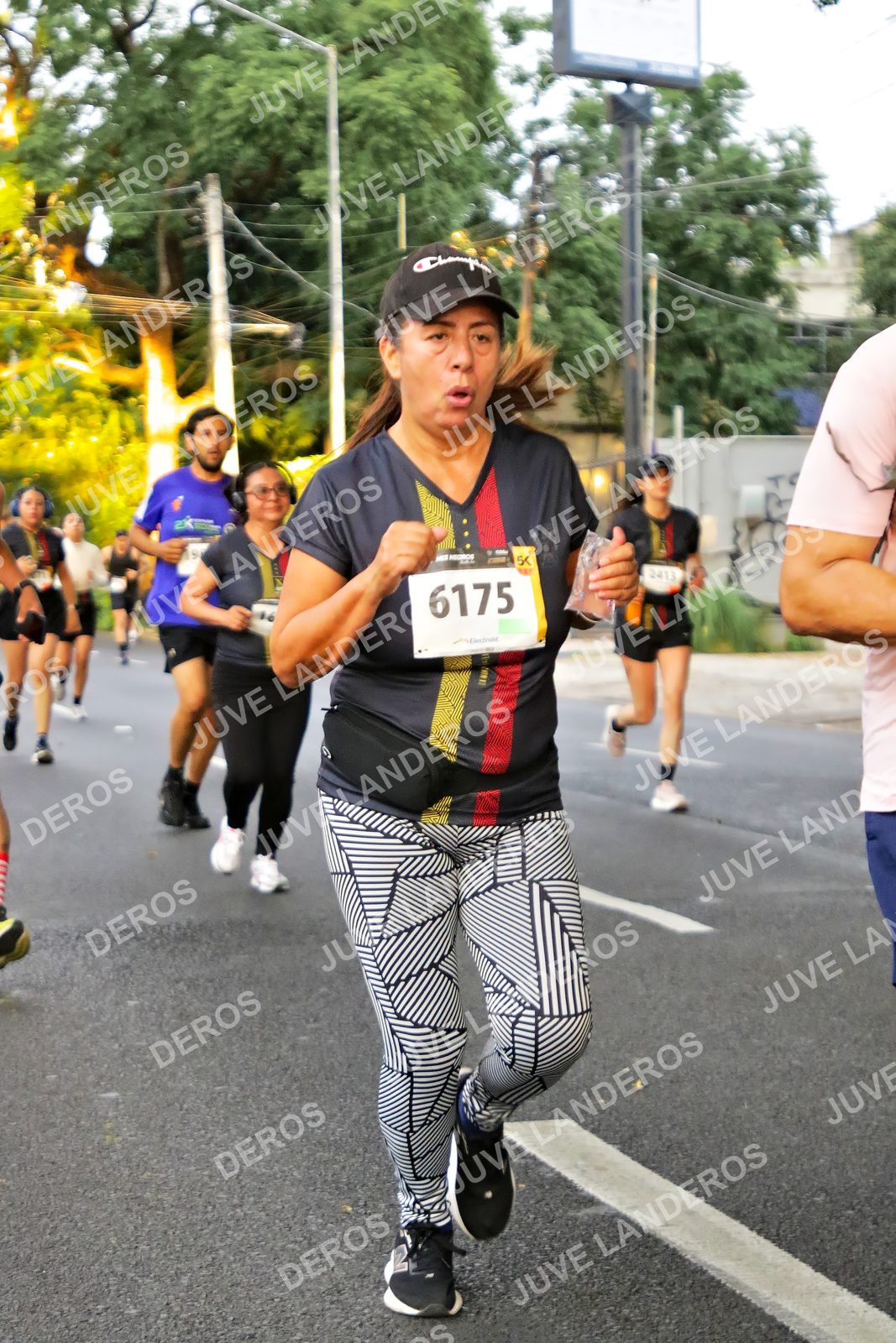 Foto de la X Carrera Leones Negros Red Cola 2026 en Rectoría General de la UdeG, Av. Juárez 976 (meta en Av. Enrique Díaz de León y Pedro Moreno), Guadalajara a las 05:03 · dorsal 6175, 2413