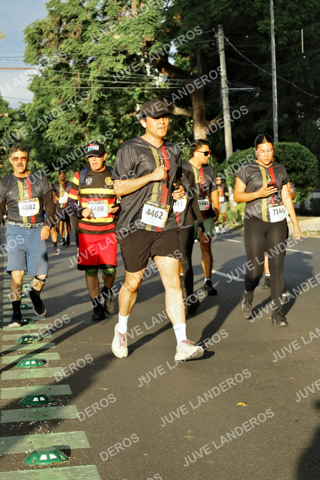 Foto de la X Carrera Leones Negros Red Cola 2026 en Rectoría General de la UdeG, Av. Juárez 976 (meta en Av. Enrique Díaz de León y Pedro Moreno), Guadalajara a las 07:30 · dorsal 4462, 4082, 4408, 7346