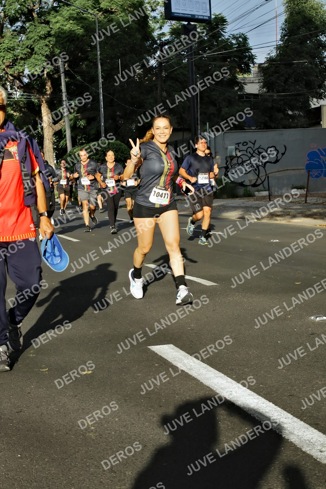 Foto de la X Carrera Leones Negros Red Cola 2026 en Rectoría General de la UdeG, Av. Juárez 976 (meta en Av. Enrique Díaz de León y Pedro Moreno), Guadalajara a las 07:55 · dorsal 10411, 12168, 9699, 4845