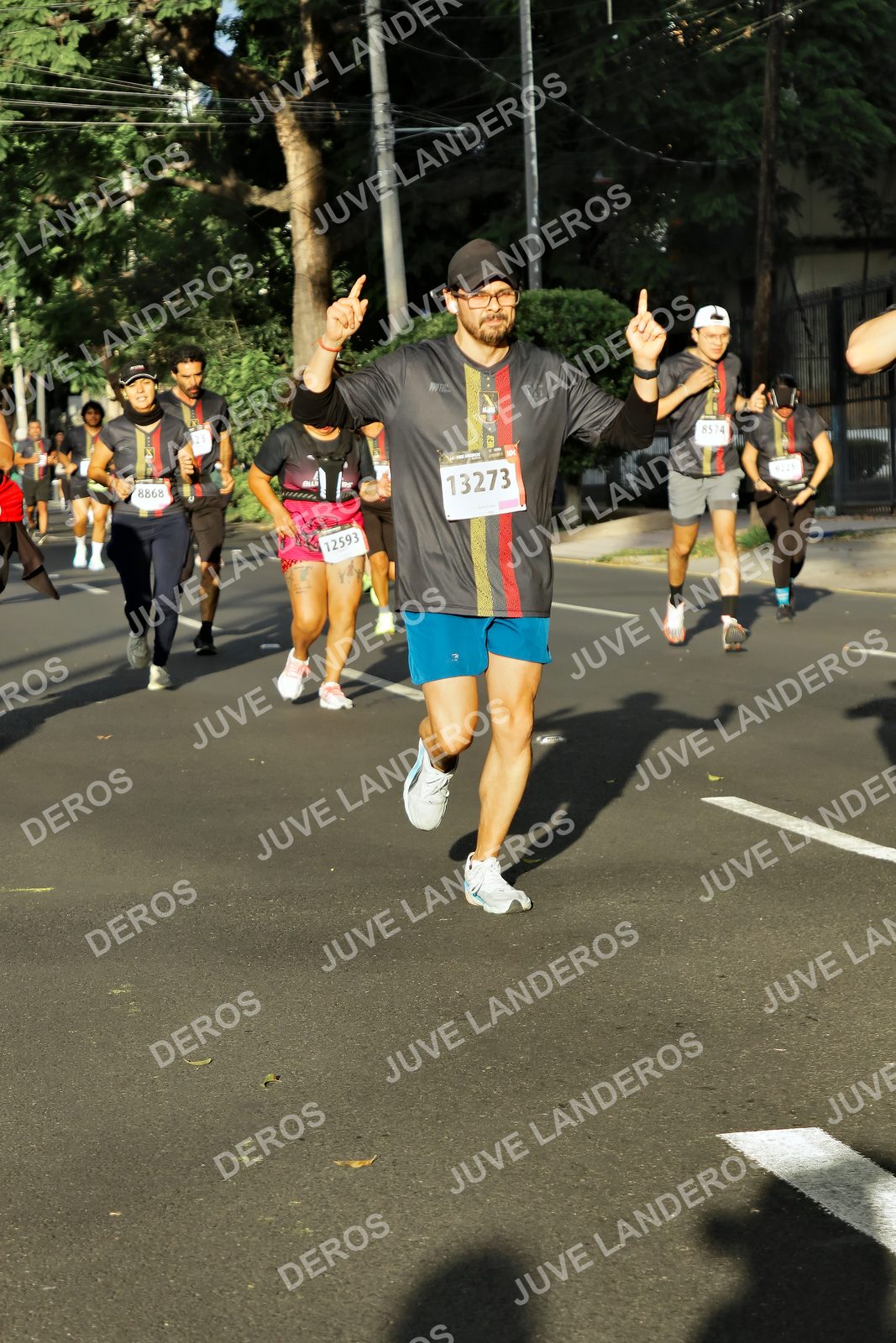 Foto de la X Carrera Leones Negros Red Cola 2026 en Rectoría General de la UdeG, Av. Juárez 976 (meta en Av. Enrique Díaz de León y Pedro Moreno), Guadalajara a las 07:41 · dorsal 8574, 13273, 8868, 12593