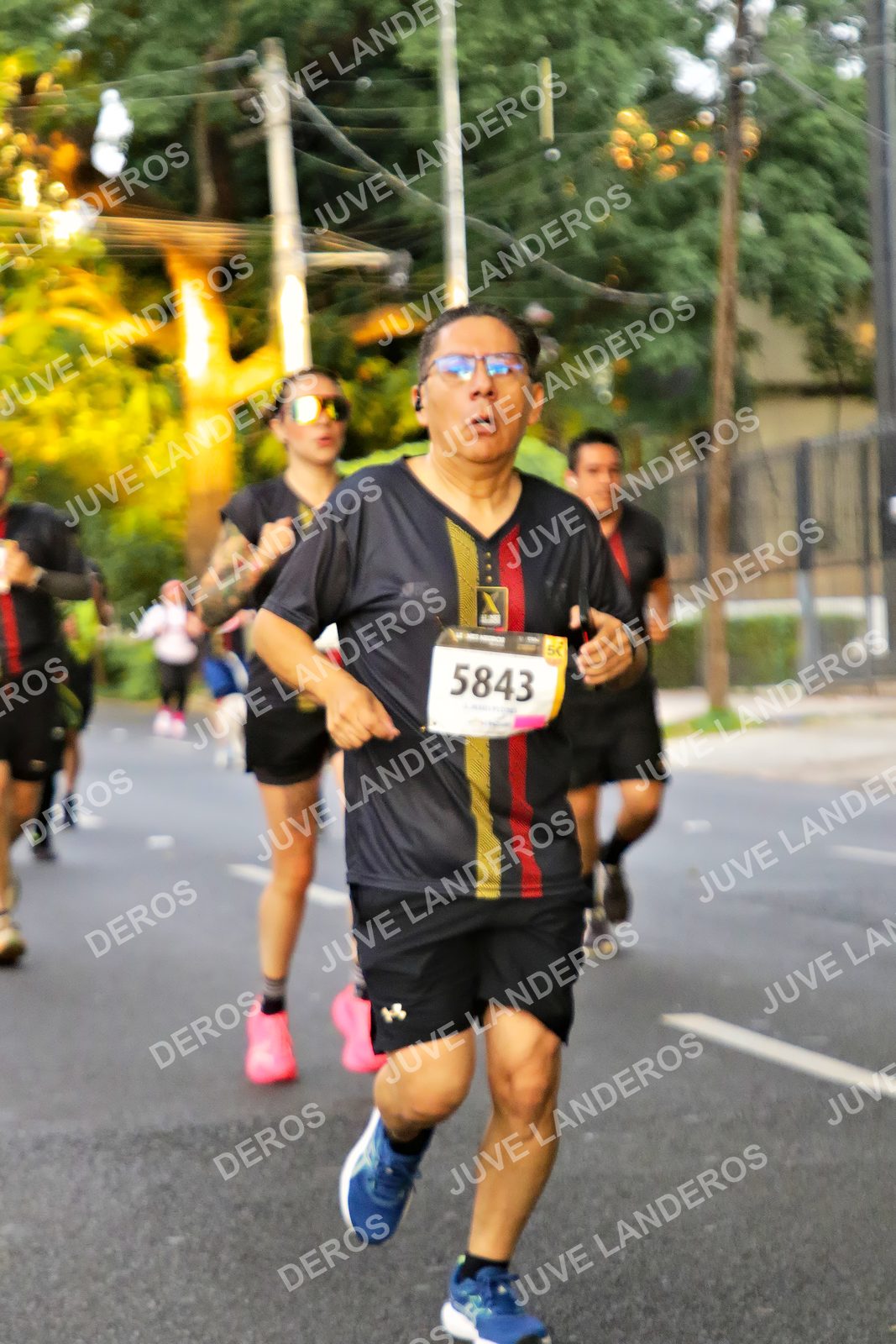 Foto de la X Carrera Leones Negros Red Cola 2026 en Rectoría General de la UdeG, Av. Juárez 976 (meta en Av. Enrique Díaz de León y Pedro Moreno), Guadalajara a las 05:02 · dorsal 5843