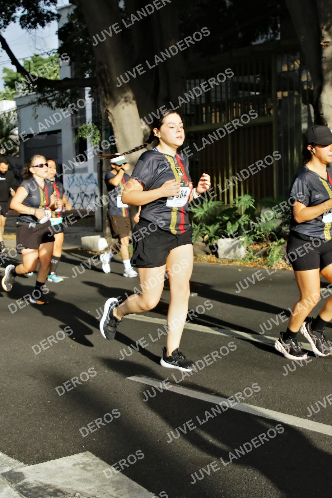 Foto de la X Carrera Leones Negros Red Cola 2026 en Rectoría General de la UdeG, Av. Juárez 976 (meta en Av. Enrique Díaz de León y Pedro Moreno), Guadalajara a las 07:59 · dorsal 84