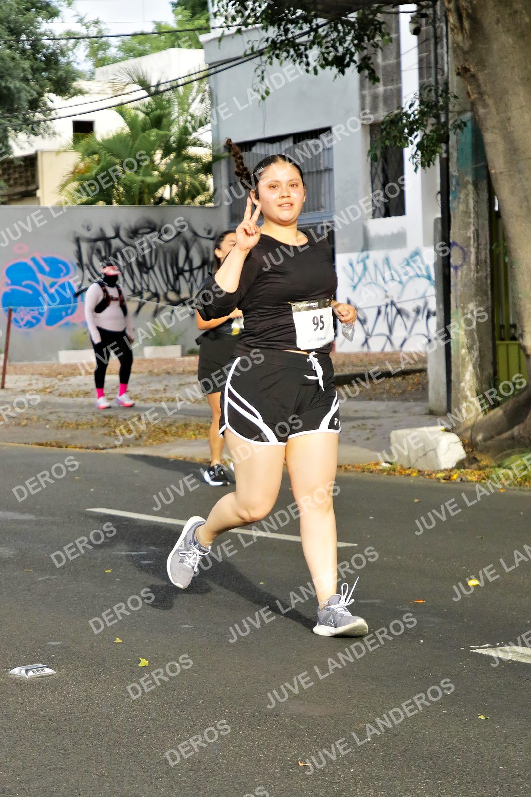 Foto de la X Carrera Leones Negros Red Cola 2026 en Rectoría General de la UdeG, Av. Juárez 976 (meta en Av. Enrique Díaz de León y Pedro Moreno), Guadalajara a las 08:13 · dorsal 95