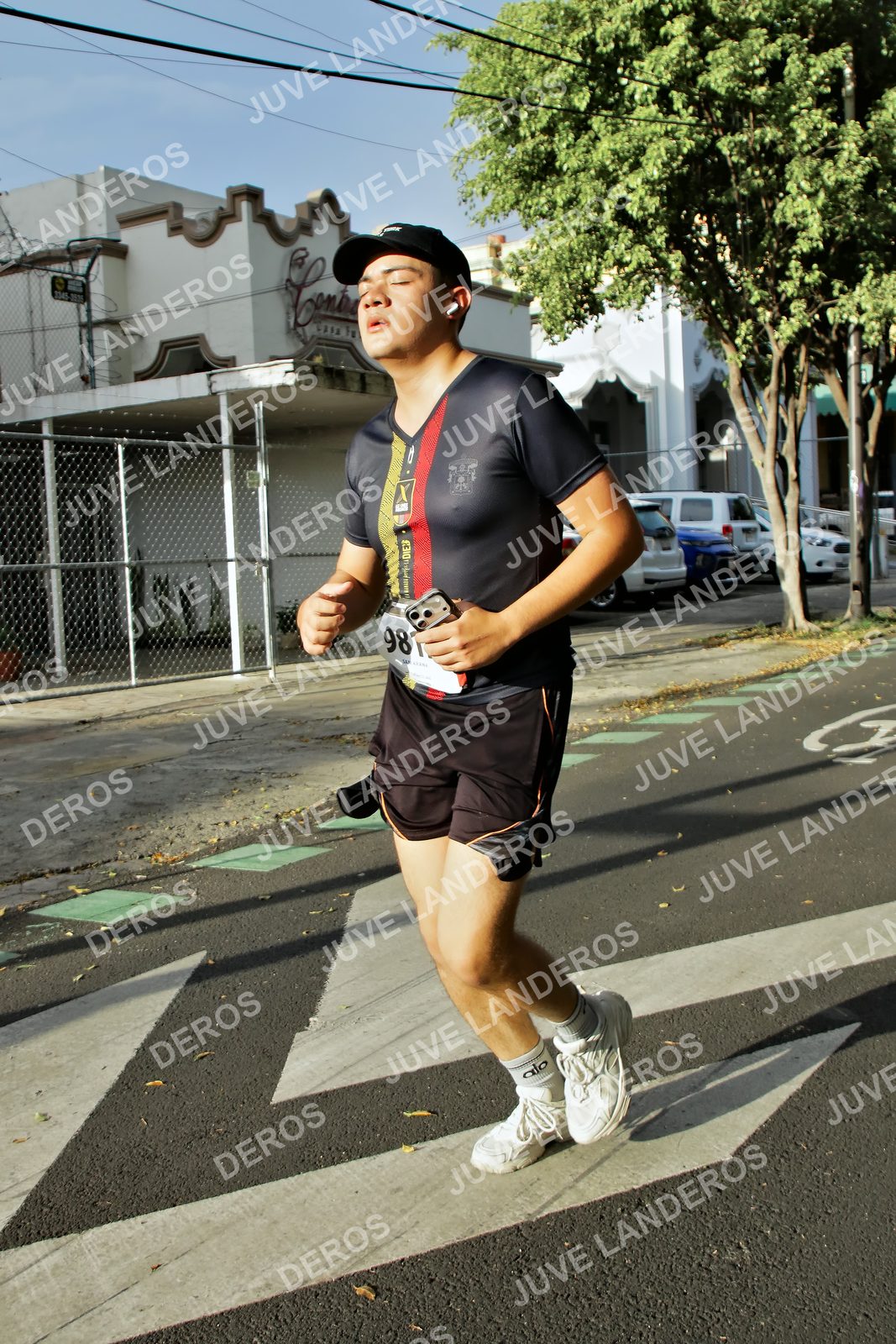 Foto de la X Carrera Leones Negros Red Cola 2026 en Rectoría General de la UdeG, Av. Juárez 976 (meta en Av. Enrique Díaz de León y Pedro Moreno), Guadalajara a las 07:59 · dorsal 98