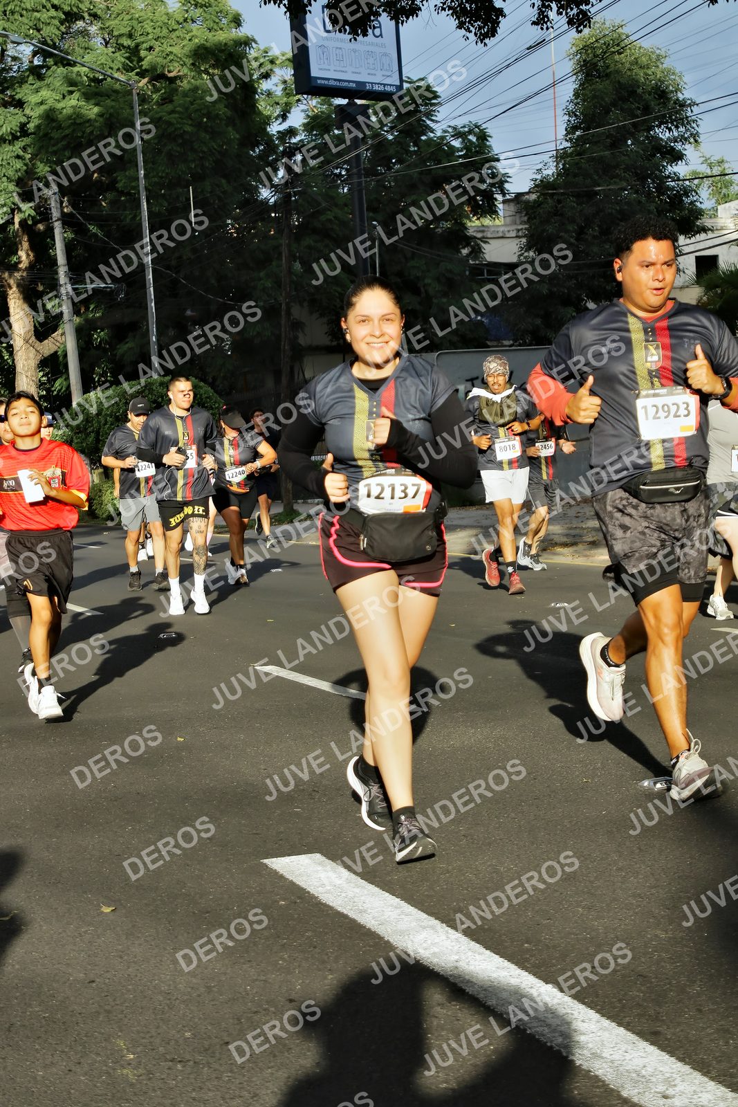 Foto de la X Carrera Leones Negros Red Cola 2026 en Rectoría General de la UdeG, Av. Juárez 976 (meta en Av. Enrique Díaz de León y Pedro Moreno), Guadalajara a las 07:53 · dorsal 12923, 12137, 2456, 12240