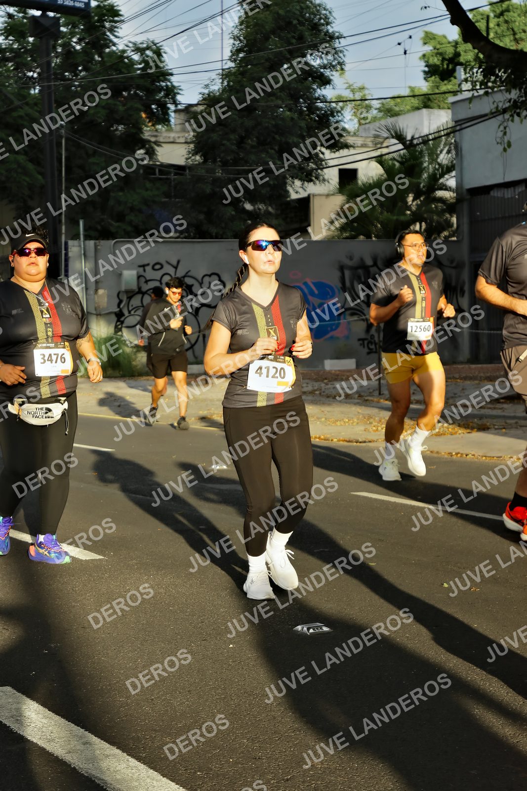Foto de la X Carrera Leones Negros Red Cola 2026 en Rectoría General de la UdeG, Av. Juárez 976 (meta en Av. Enrique Díaz de León y Pedro Moreno), Guadalajara a las 07:28 · dorsal 3476, 4120, 12560