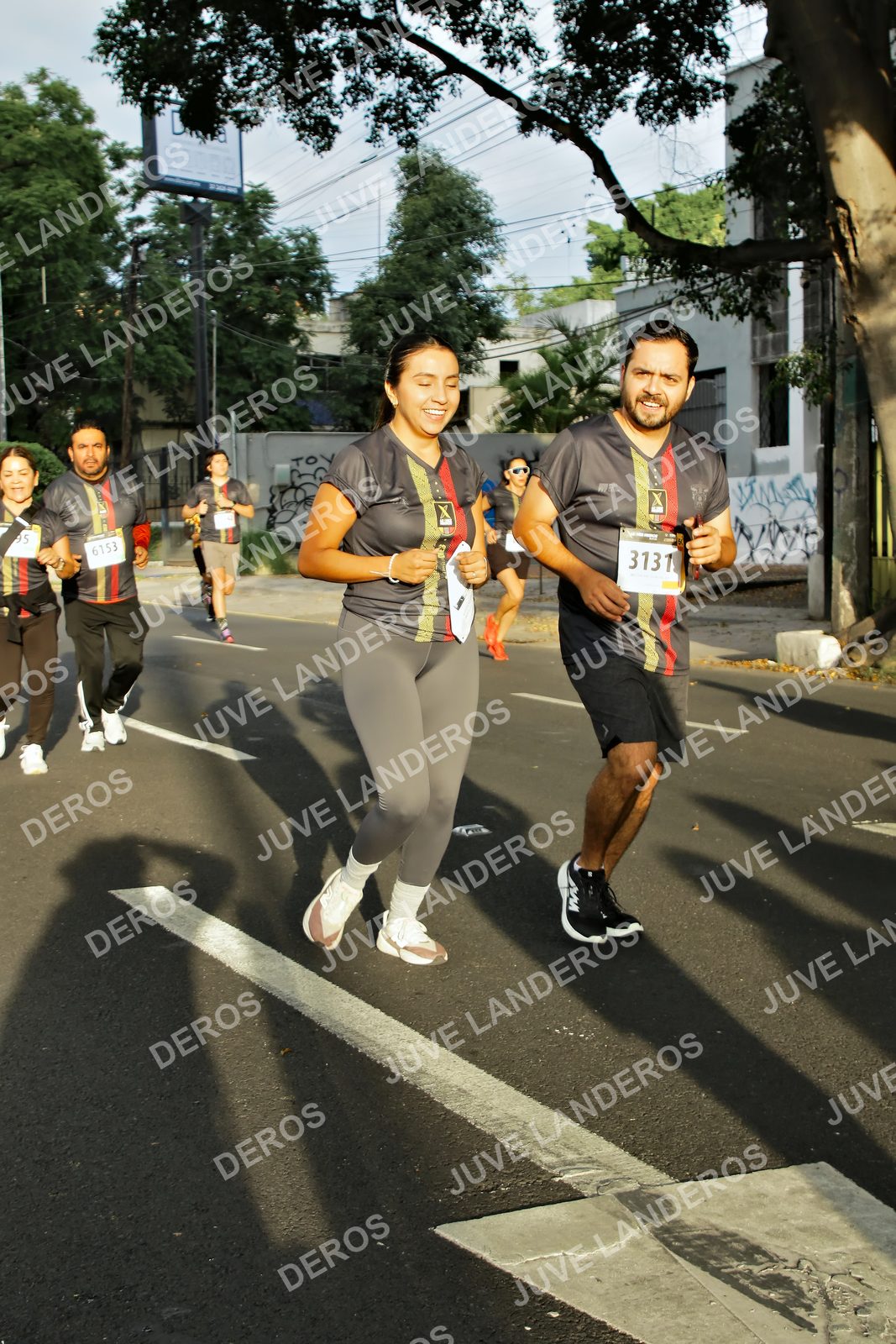 Foto de la X Carrera Leones Negros Red Cola 2026 en Rectoría General de la UdeG, Av. Juárez 976 (meta en Av. Enrique Díaz de León y Pedro Moreno), Guadalajara a las 07:32 · dorsal 3131, 6153, 95