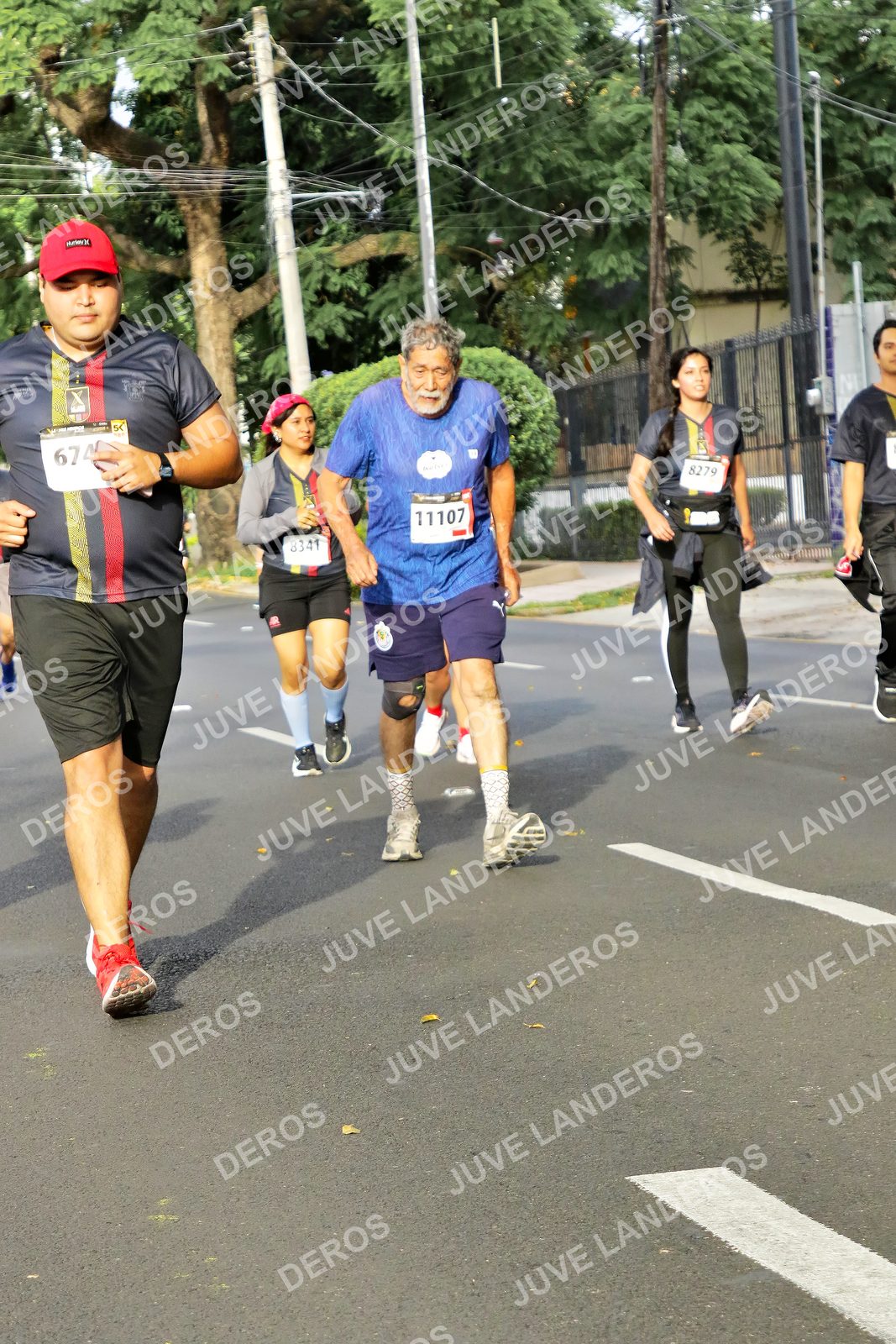 Foto de la X Carrera Leones Negros Red Cola 2026 en Rectoría General de la UdeG, Av. Juárez 976 (meta en Av. Enrique Díaz de León y Pedro Moreno), Guadalajara a las 08:11 · dorsal 11107, 8279, 8341, 67