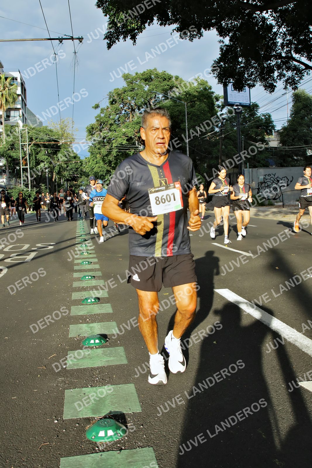 Foto de la X Carrera Leones Negros Red Cola 2026 en Rectoría General de la UdeG, Av. Juárez 976 (meta en Av. Enrique Díaz de León y Pedro Moreno), Guadalajara a las 07:45 · dorsal 8601