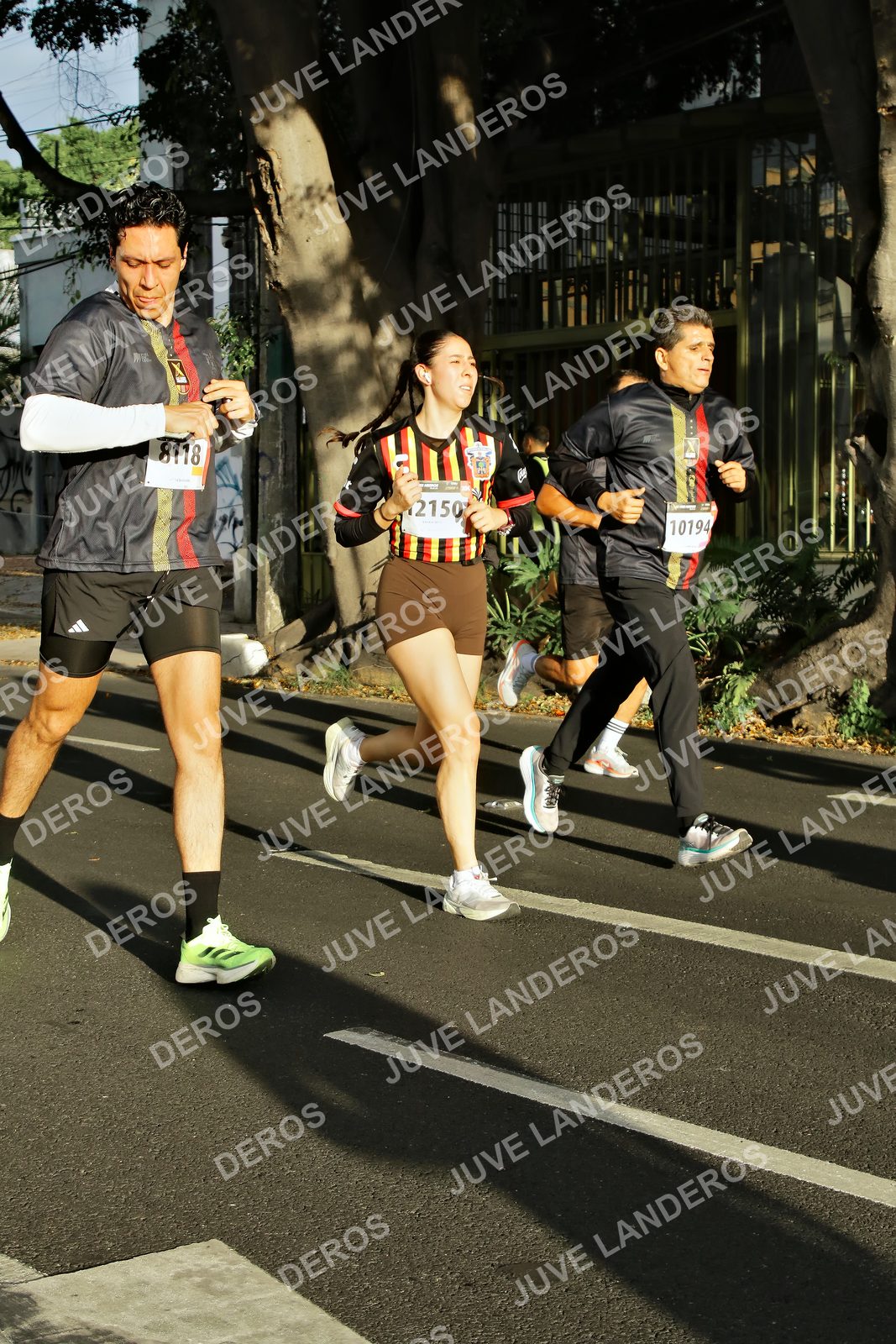Foto de la X Carrera Leones Negros Red Cola 2026 en Rectoría General de la UdeG, Av. Juárez 976 (meta en Av. Enrique Díaz de León y Pedro Moreno), Guadalajara a las 07:40 · dorsal 8118, 10194, 2150