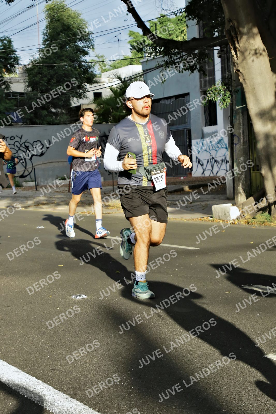 Foto de la X Carrera Leones Negros Red Cola 2026 en Rectoría General de la UdeG, Av. Juárez 976 (meta en Av. Enrique Díaz de León y Pedro Moreno), Guadalajara a las 07:54 · dorsal 9305