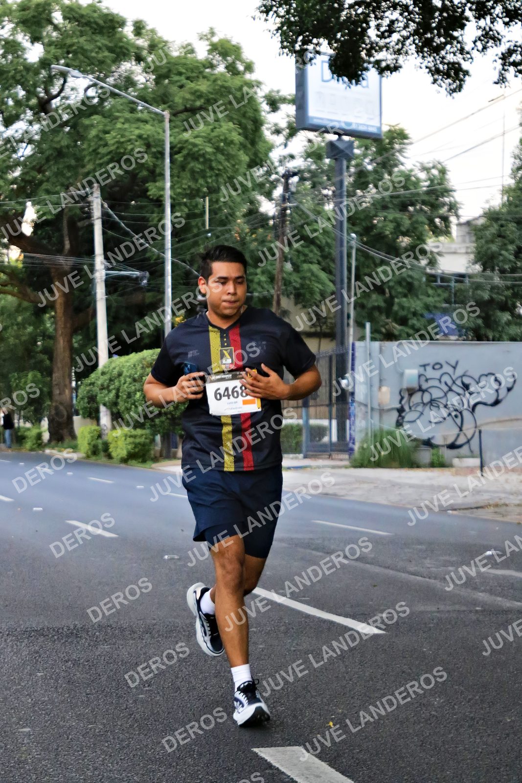 Foto de la X Carrera Leones Negros Red Cola 2026 en Rectoría General de la UdeG, Av. Juárez 976 (meta en Av. Enrique Díaz de León y Pedro Moreno), Guadalajara a las 04:57 · dorsal 6468