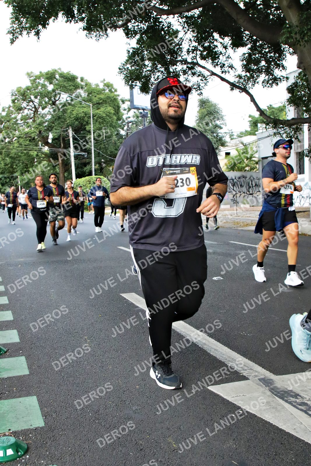 Foto de la X Carrera Leones Negros Red Cola 2026 en Rectoría General de la UdeG, Av. Juárez 976 (meta en Av. Enrique Díaz de León y Pedro Moreno), Guadalajara a las 05:12 · dorsal 230, 4274, 2458, 1867