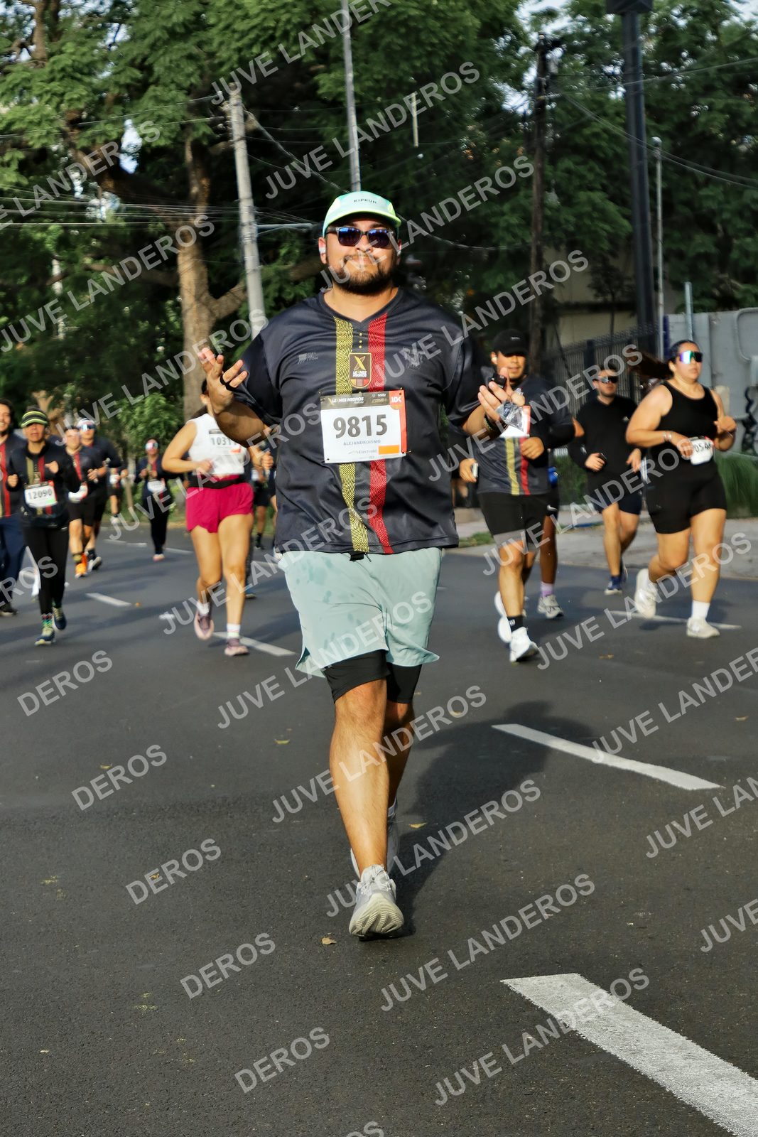 Foto de la X Carrera Leones Negros Red Cola 2026 en Rectoría General de la UdeG, Av. Juárez 976 (meta en Av. Enrique Díaz de León y Pedro Moreno), Guadalajara a las 08:02 · dorsal 9815, 1031, 12090
