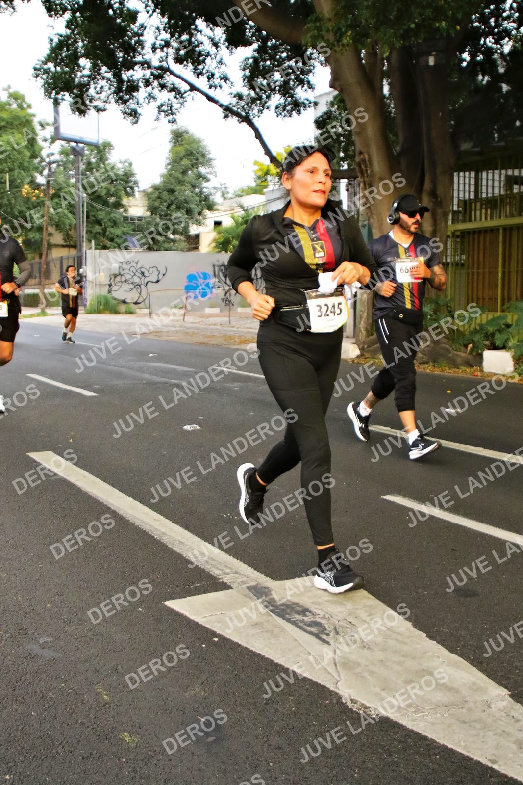 Foto de la X Carrera Leones Negros Red Cola 2026 en Rectoría General de la UdeG, Av. Juárez 976 (meta en Av. Enrique Díaz de León y Pedro Moreno), Guadalajara a las 05:00 · dorsal 3245