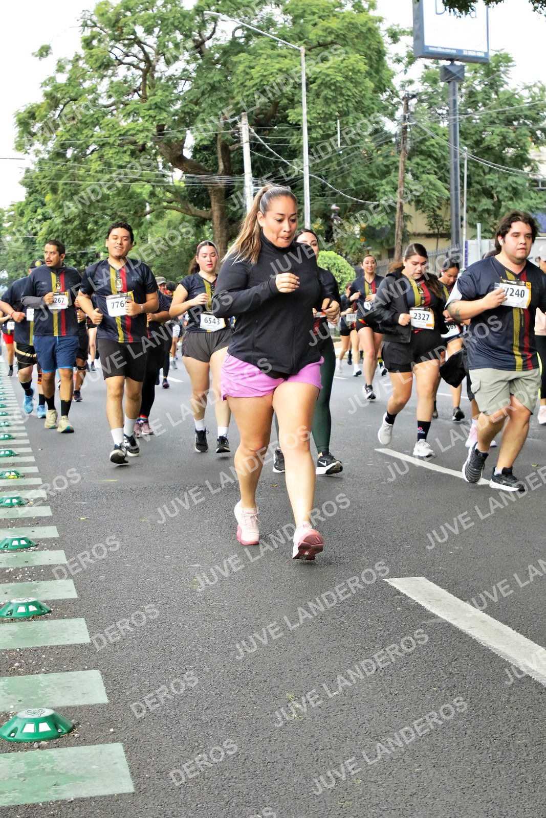 Foto de la X Carrera Leones Negros Red Cola 2026 en Rectoría General de la UdeG, Av. Juárez 976 (meta en Av. Enrique Díaz de León y Pedro Moreno), Guadalajara a las 07:17 · dorsal 776, 6543, 2327, 267