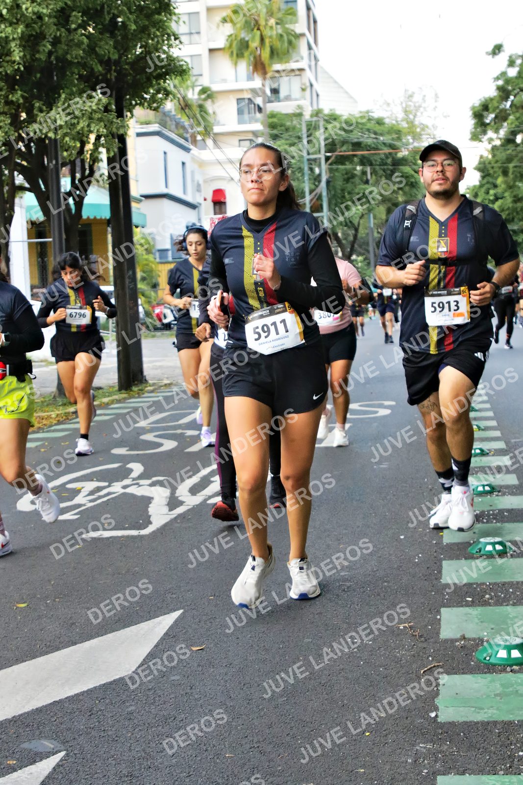 Foto de la X Carrera Leones Negros Red Cola 2026 en Rectoría General de la UdeG, Av. Juárez 976 (meta en Av. Enrique Díaz de León y Pedro Moreno), Guadalajara a las 05:12 · dorsal 5913, 6796