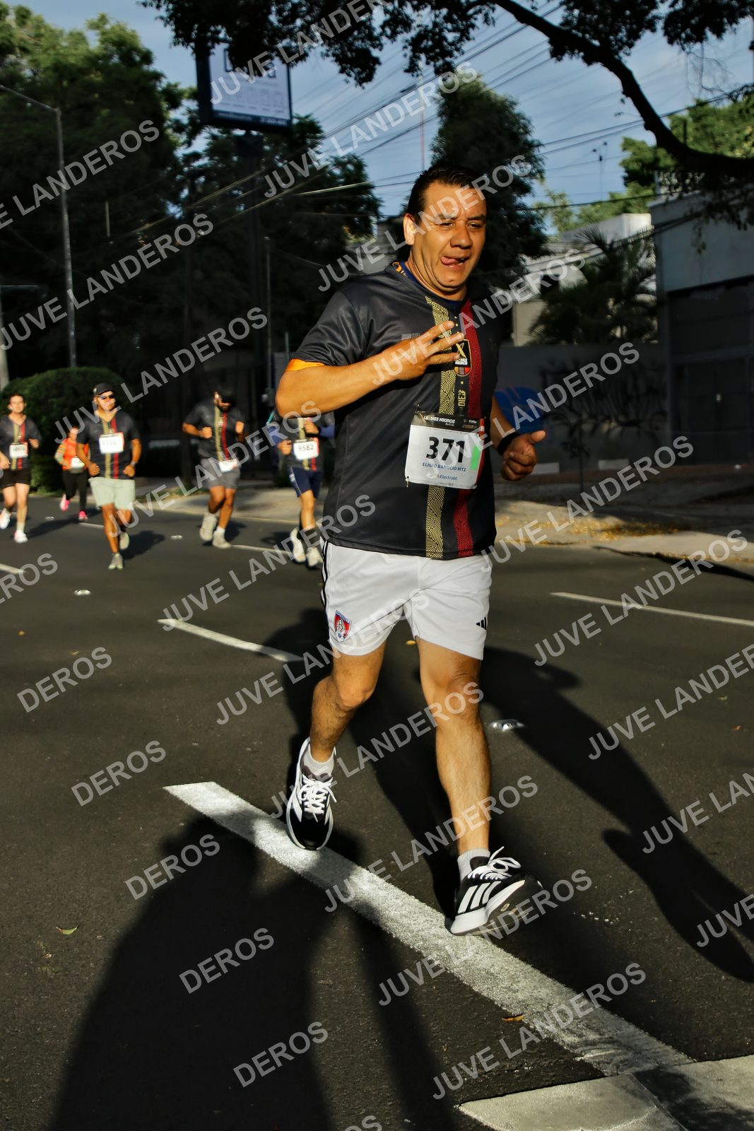 Foto de la X Carrera Leones Negros Red Cola 2026 en Rectoría General de la UdeG, Av. Juárez 976 (meta en Av. Enrique Díaz de León y Pedro Moreno), Guadalajara a las 07:43 · dorsal 371