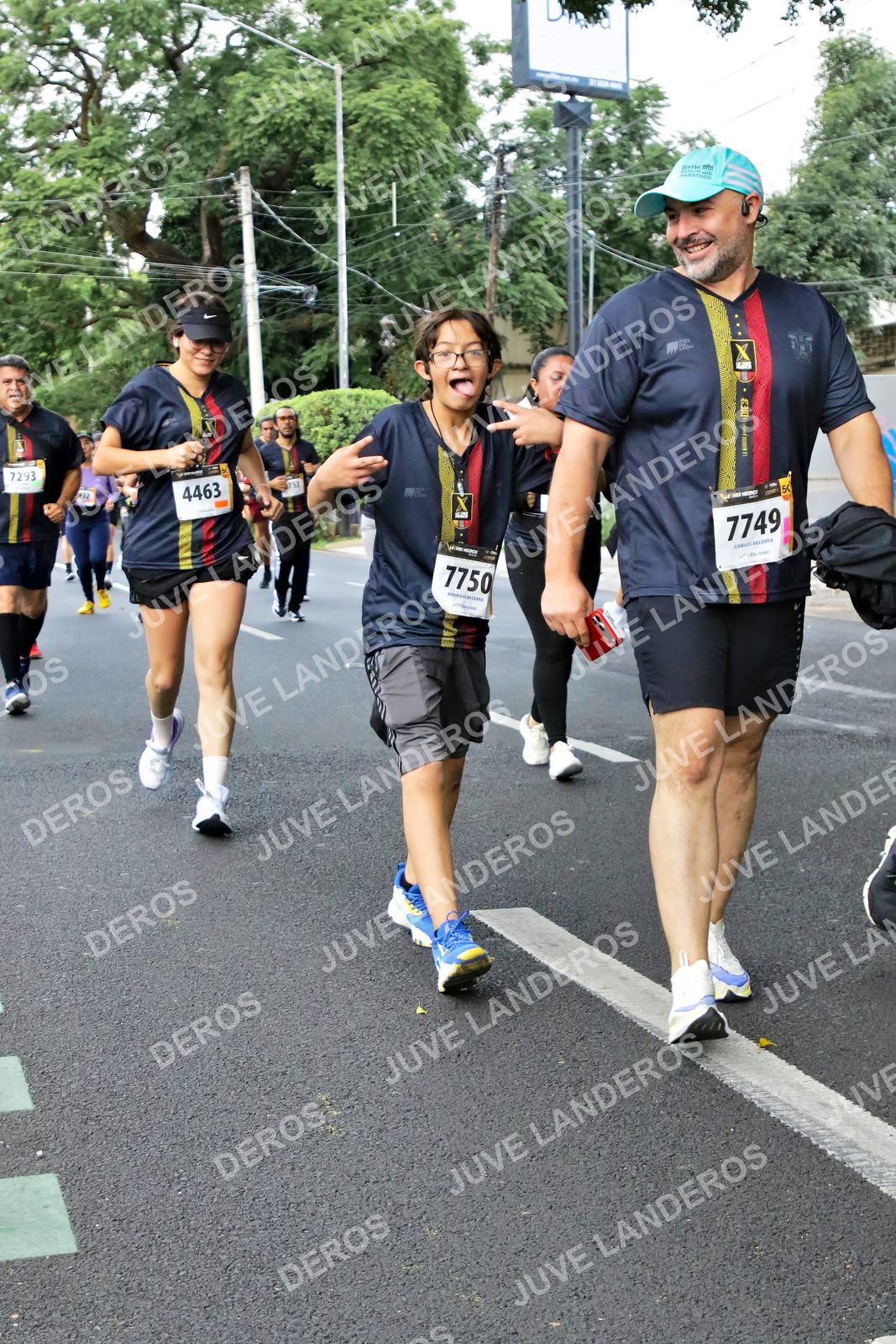 Foto de la X Carrera Leones Negros Red Cola 2026 en Rectoría General de la UdeG, Av. Juárez 976 (meta en Av. Enrique Díaz de León y Pedro Moreno), Guadalajara a las 05:13 · dorsal 7749, 7750, 4463, 7293