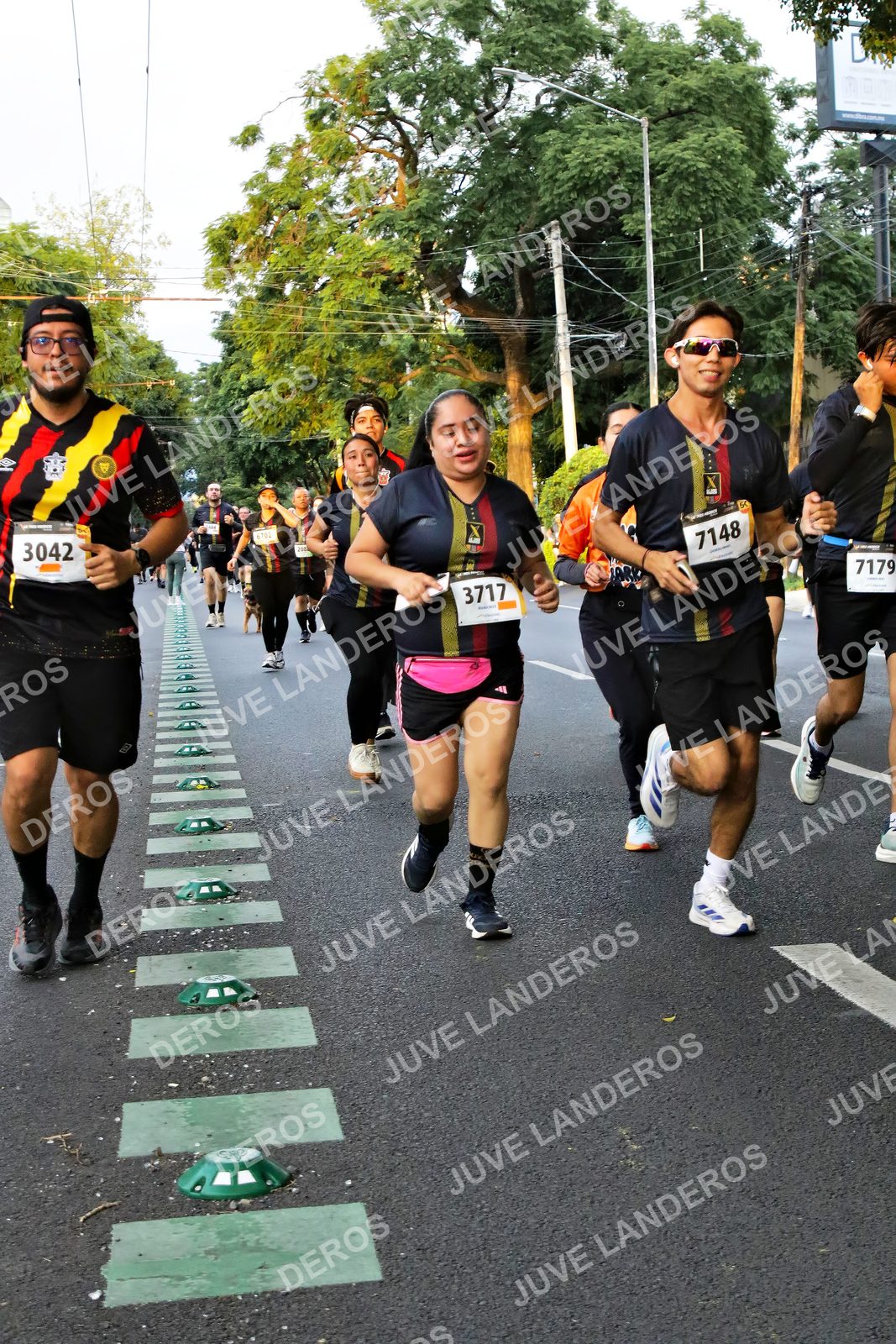 Foto de la X Carrera Leones Negros Red Cola 2026 en Rectoría General de la UdeG, Av. Juárez 976 (meta en Av. Enrique Díaz de León y Pedro Moreno), Guadalajara a las 05:07 · dorsal 3042, 7179, 3717, 7148