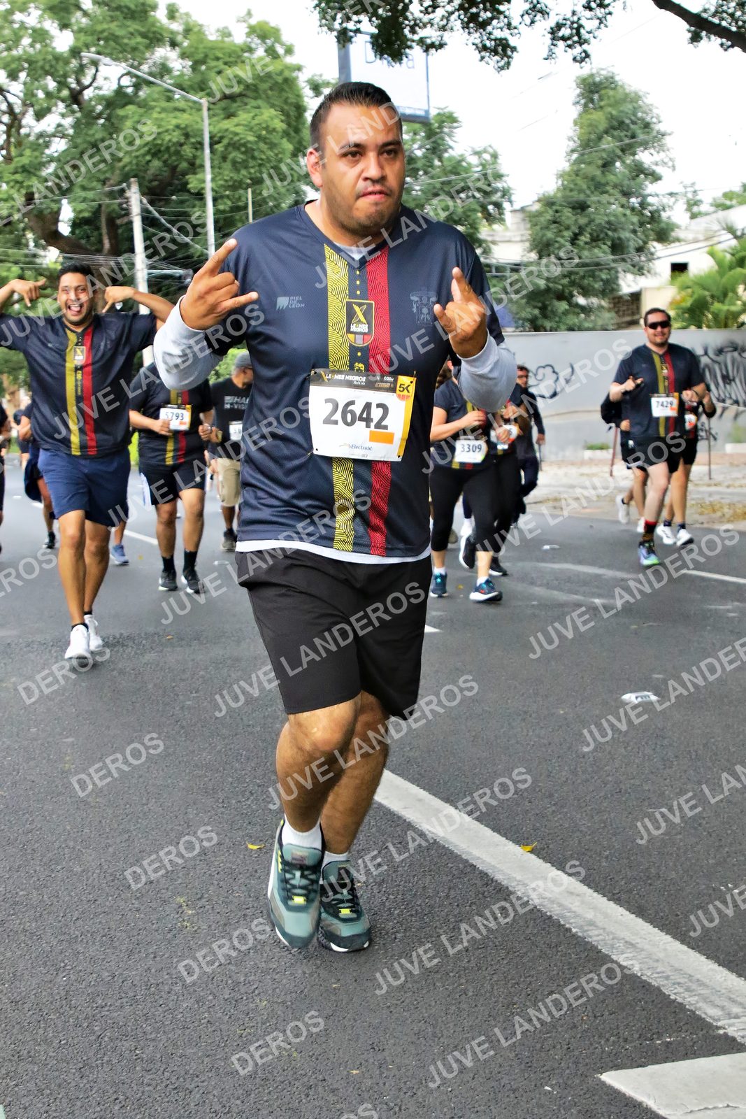 Foto de la X Carrera Leones Negros Red Cola 2026 en Rectoría General de la UdeG, Av. Juárez 976 (meta en Av. Enrique Díaz de León y Pedro Moreno), Guadalajara a las 07:14 · dorsal 2642, 3309, 5793