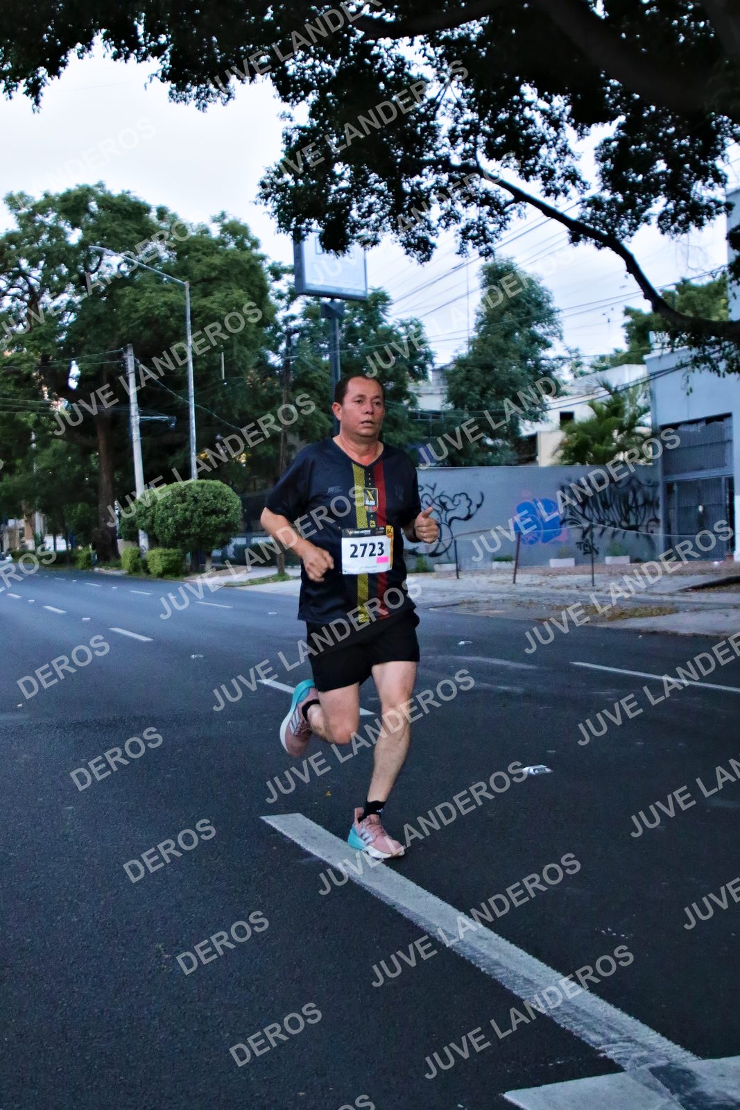 Foto de la X Carrera Leones Negros Red Cola 2026 en Rectoría General de la UdeG, Av. Juárez 976 (meta en Av. Enrique Díaz de León y Pedro Moreno), Guadalajara a las 04:54 · dorsal 2723