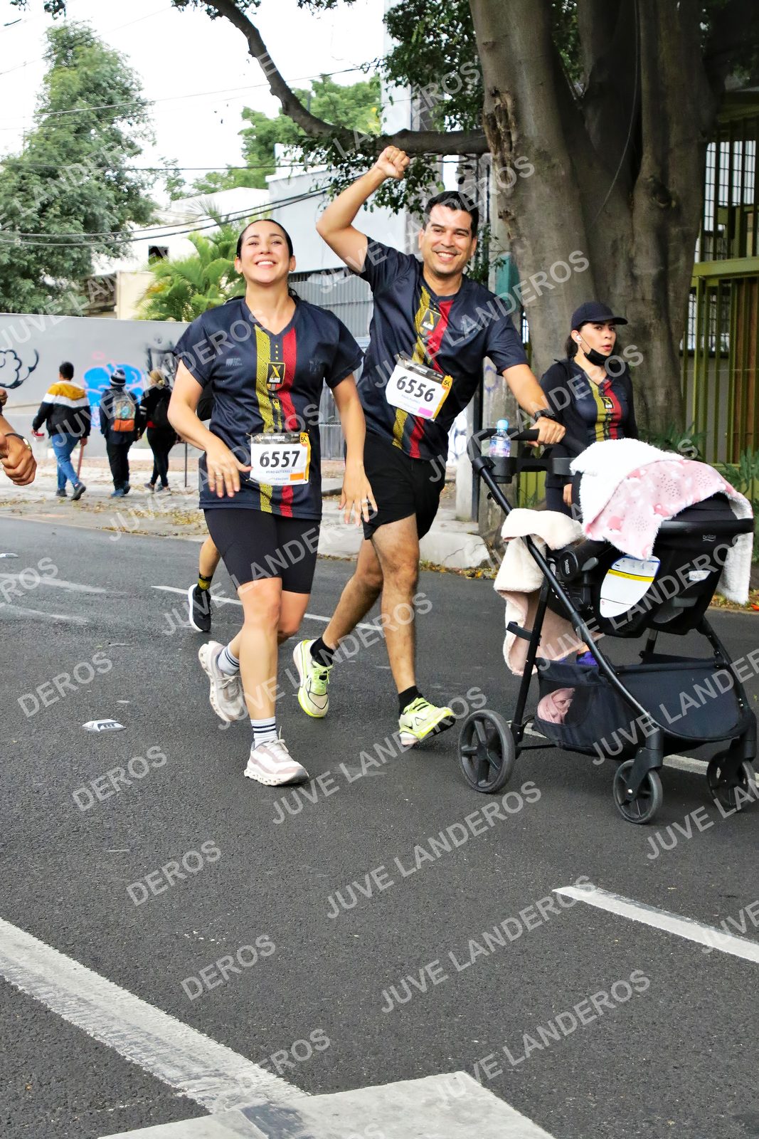 Foto de la X Carrera Leones Negros Red Cola 2026 en Rectoría General de la UdeG, Av. Juárez 976 (meta en Av. Enrique Díaz de León y Pedro Moreno), Guadalajara a las 07:15 · dorsal 6556, 6557