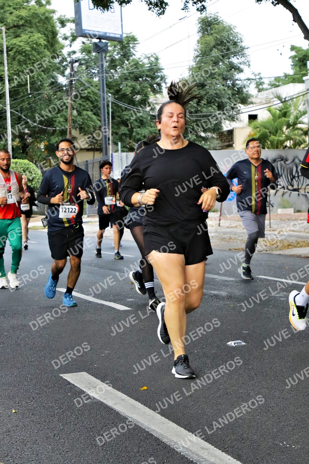 Foto de la X Carrera Leones Negros Red Cola 2026 en Rectoría General de la UdeG, Av. Juárez 976 (meta en Av. Enrique Díaz de León y Pedro Moreno), Guadalajara a las 05:10 · dorsal 12122, 13, 708, 6492