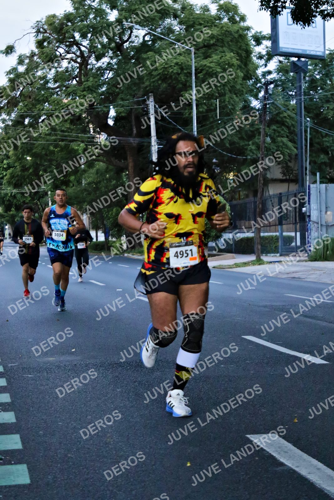 Foto de la X Carrera Leones Negros Red Cola 2026 en Rectoría General de la UdeG, Av. Juárez 976 (meta en Av. Enrique Díaz de León y Pedro Moreno), Guadalajara a las 04:54 · dorsal 4951, 5034, 2961