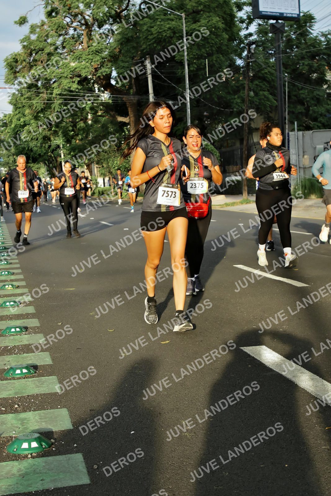 Foto de la X Carrera Leones Negros Red Cola 2026 en Rectoría General de la UdeG, Av. Juárez 976 (meta en Av. Enrique Díaz de León y Pedro Moreno), Guadalajara a las 07:34 · dorsal 2375, 7573, 3944, 10306