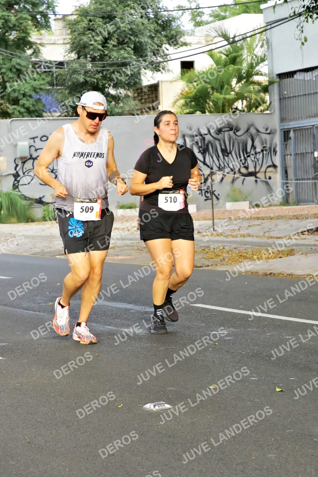 Foto de la X Carrera Leones Negros Red Cola 2026 en Rectoría General de la UdeG, Av. Juárez 976 (meta en Av. Enrique Díaz de León y Pedro Moreno), Guadalajara a las 08:08 · dorsal 509, 510