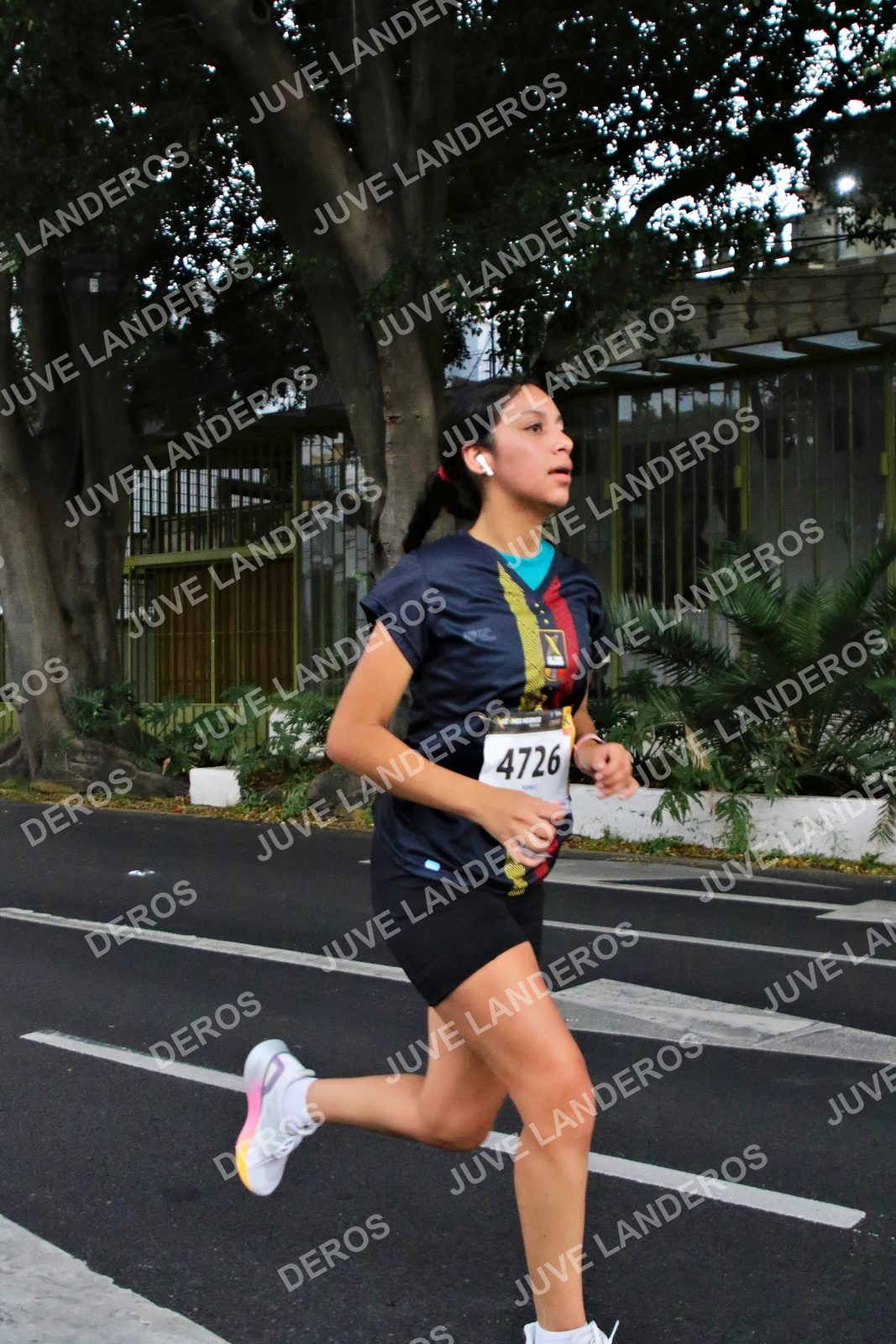 Foto de la X Carrera Leones Negros Red Cola 2026 en Rectoría General de la UdeG, Av. Juárez 976 (meta en Av. Enrique Díaz de León y Pedro Moreno), Guadalajara a las 04:57 · dorsal 4726