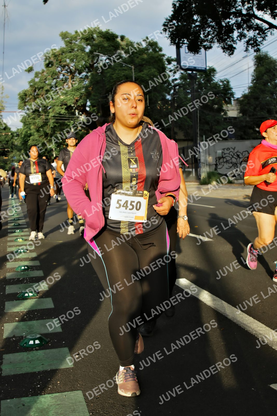 Foto de la X Carrera Leones Negros Red Cola 2026 en Rectoría General de la UdeG, Av. Juárez 976 (meta en Av. Enrique Díaz de León y Pedro Moreno), Guadalajara a las 07:32 · dorsal 5450, 4010