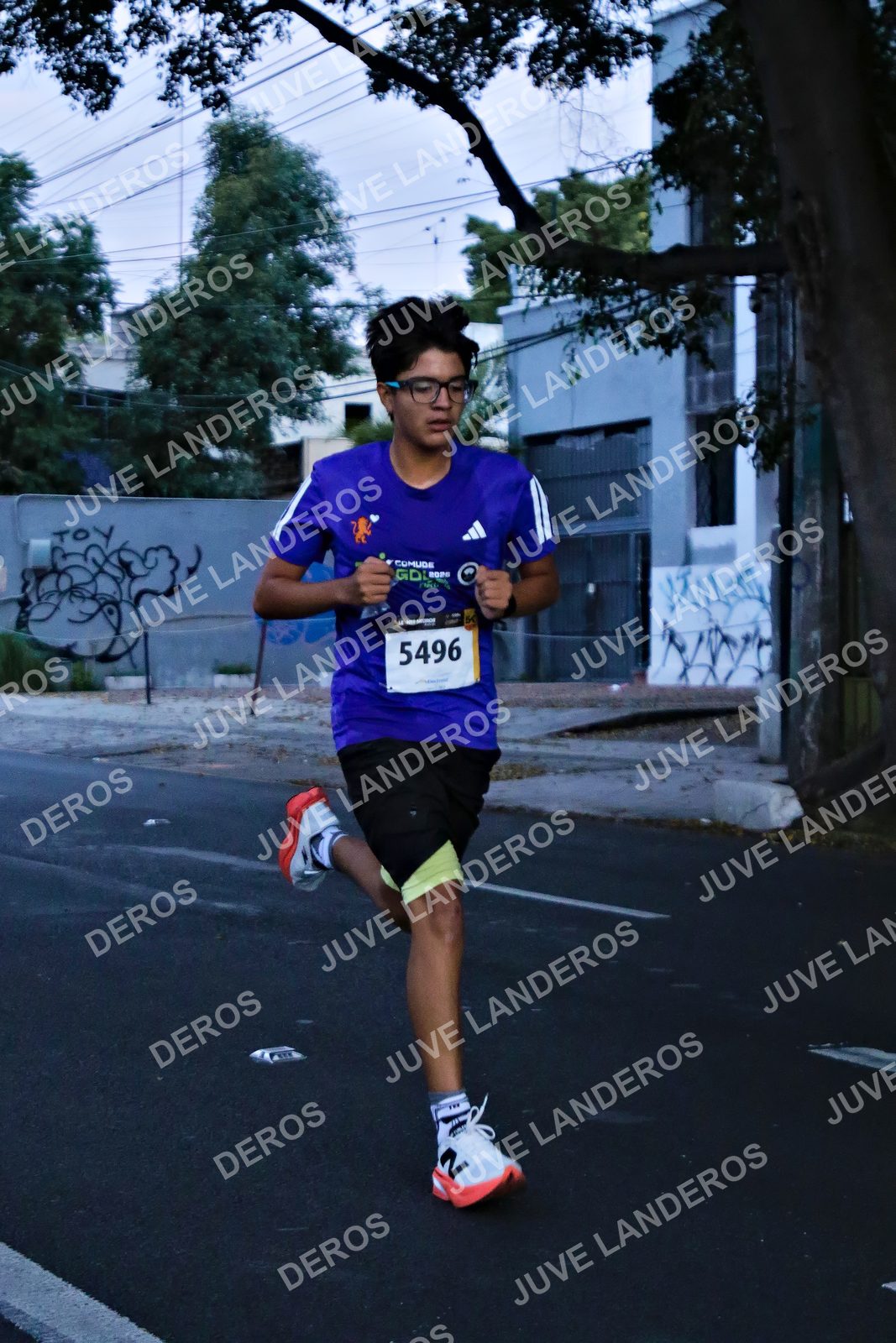 Foto de la X Carrera Leones Negros Red Cola 2026 en Rectoría General de la UdeG, Av. Juárez 976 (meta en Av. Enrique Díaz de León y Pedro Moreno), Guadalajara a las 04:52 · dorsal 5496