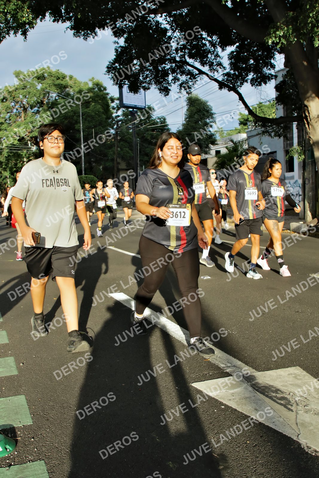 Foto de la X Carrera Leones Negros Red Cola 2026 en Rectoría General de la UdeG, Av. Juárez 976 (meta en Av. Enrique Díaz de León y Pedro Moreno), Guadalajara a las 07:42 · dorsal 5695, 3612, 5696, 5176