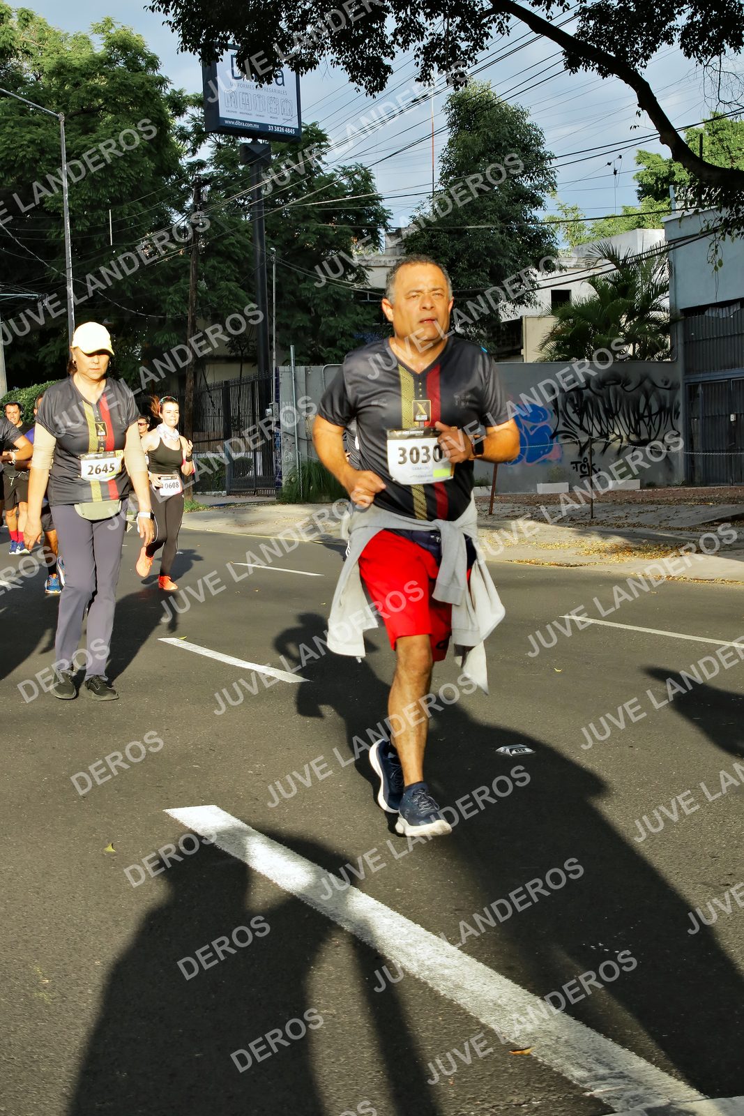 Foto de la X Carrera Leones Negros Red Cola 2026 en Rectoría General de la UdeG, Av. Juárez 976 (meta en Av. Enrique Díaz de León y Pedro Moreno), Guadalajara a las 07:42 · dorsal 3030, 2645, 608