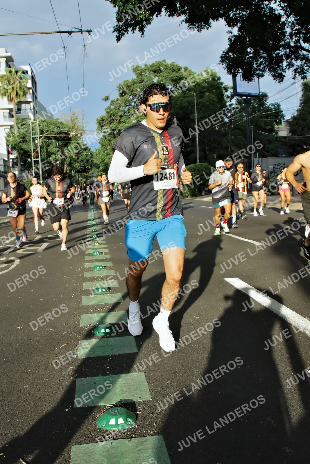 Foto de la X Carrera Leones Negros Red Cola 2026 en Rectoría General de la UdeG, Av. Juárez 976 (meta en Av. Enrique Díaz de León y Pedro Moreno), Guadalajara a las 07:44 · dorsal 12481, 10301, 9559