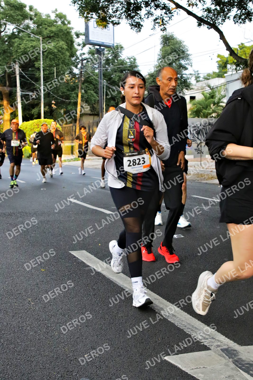 Foto de la X Carrera Leones Negros Red Cola 2026 en Rectoría General de la UdeG, Av. Juárez 976 (meta en Av. Enrique Díaz de León y Pedro Moreno), Guadalajara a las 05:06 · dorsal 2823, 4252