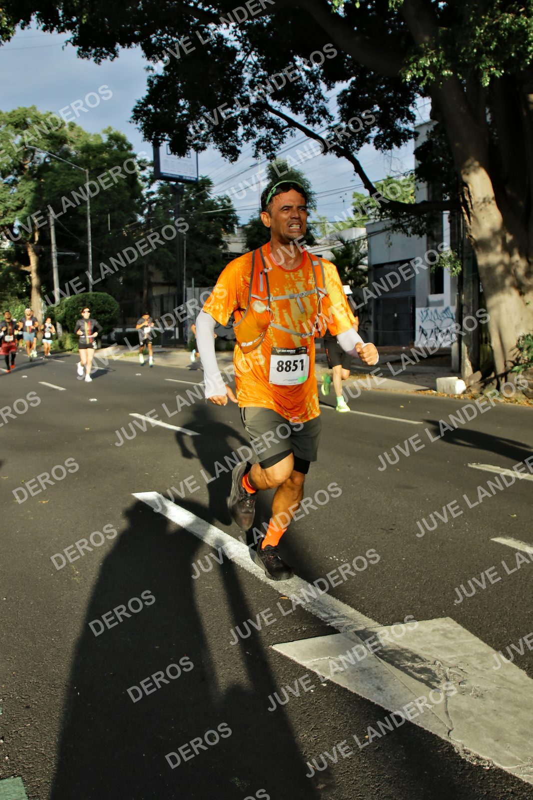 Foto de la X Carrera Leones Negros Red Cola 2026 en Rectoría General de la UdeG, Av. Juárez 976 (meta en Av. Enrique Díaz de León y Pedro Moreno), Guadalajara a las 07:41 · dorsal 8851