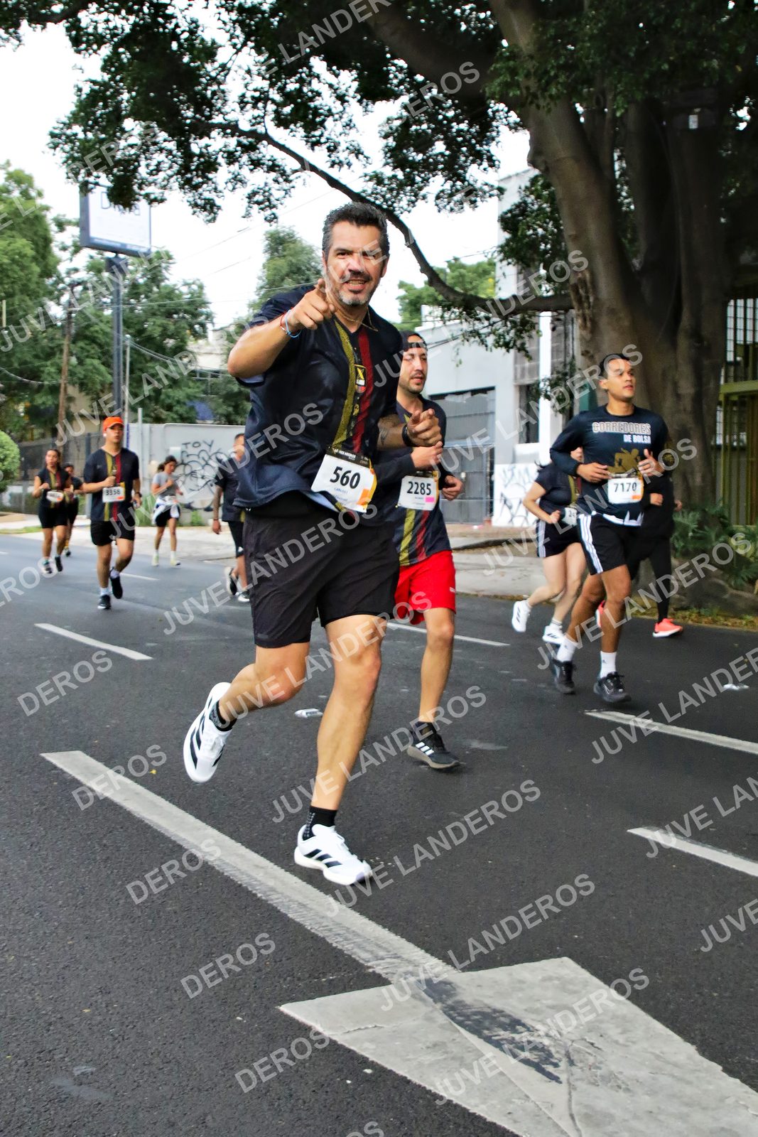 Foto de la X Carrera Leones Negros Red Cola 2026 en Rectoría General de la UdeG, Av. Juárez 976 (meta en Av. Enrique Díaz de León y Pedro Moreno), Guadalajara a las 05:10 · dorsal 560, 2285, 7170