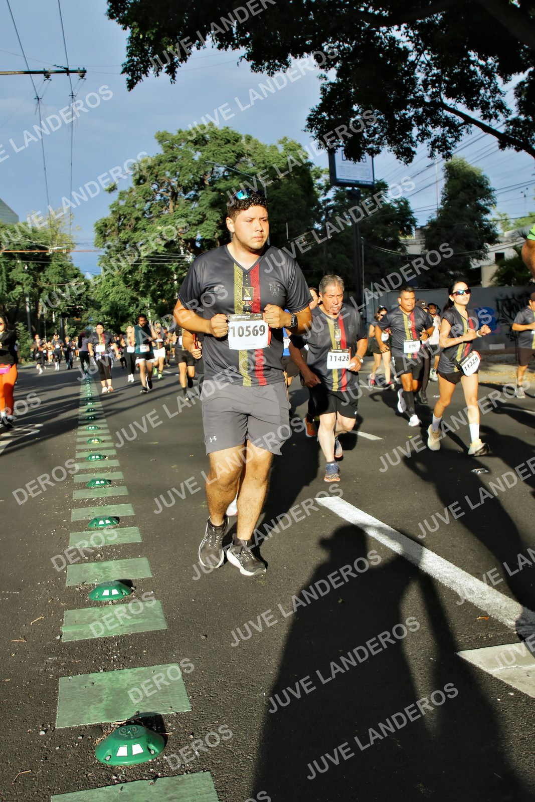 Foto de la X Carrera Leones Negros Red Cola 2026 en Rectoría General de la UdeG, Av. Juárez 976 (meta en Av. Enrique Díaz de León y Pedro Moreno), Guadalajara a las 07:47 · dorsal 10569, 11229, 11428, 96