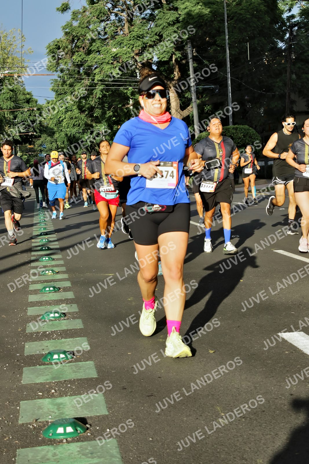 Foto de la X Carrera Leones Negros Red Cola 2026 en Rectoría General de la UdeG, Av. Juárez 976 (meta en Av. Enrique Díaz de León y Pedro Moreno), Guadalajara a las 07:53 · dorsal 74, 8555, 12495